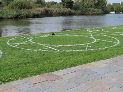851083 Afbeelding van een 'coronacirkel', geschilderd op het gras bij de vijver in het Griftpark te Utrecht, die ...